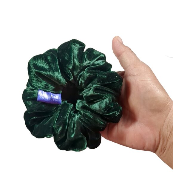 Small green velvet scrunchies soft & durable hair accessory size small - Picture 5 of 5